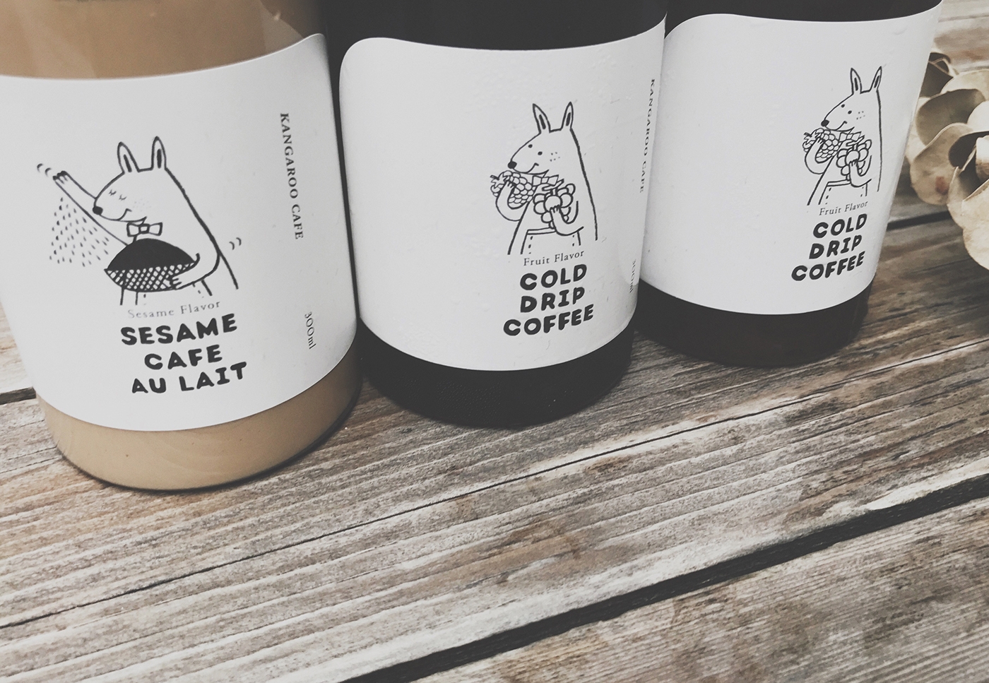 黑巧克力、水果風味、芝麻歐蕾三種不同的咖啡包裝設計