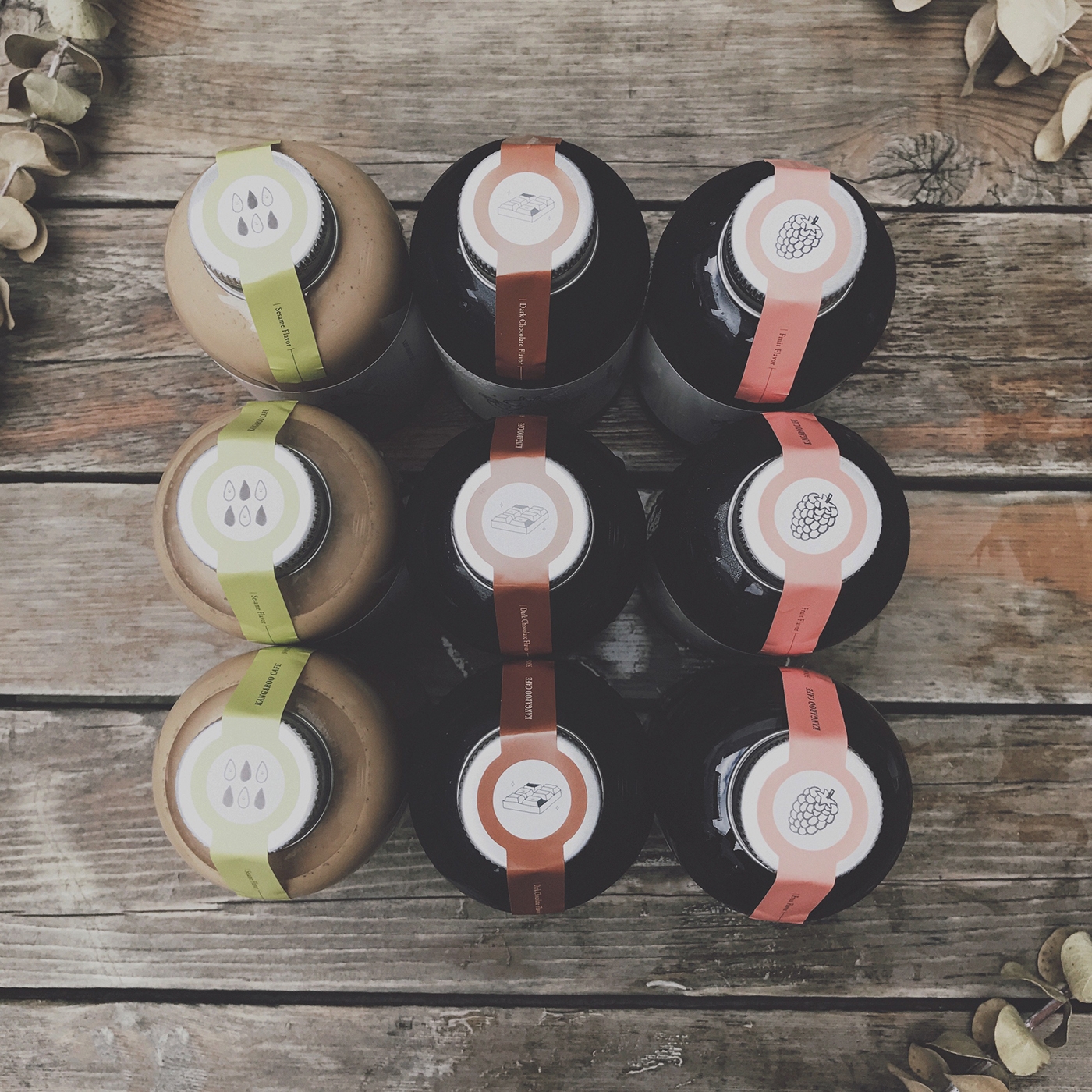 黑巧克力、水果風味、芝麻歐蕾三種不同的咖啡包裝設計